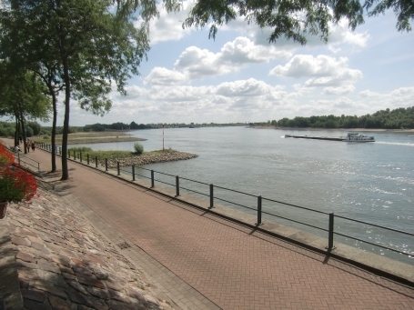 Rees : Blick über den Rhein von der Rheinpromenade